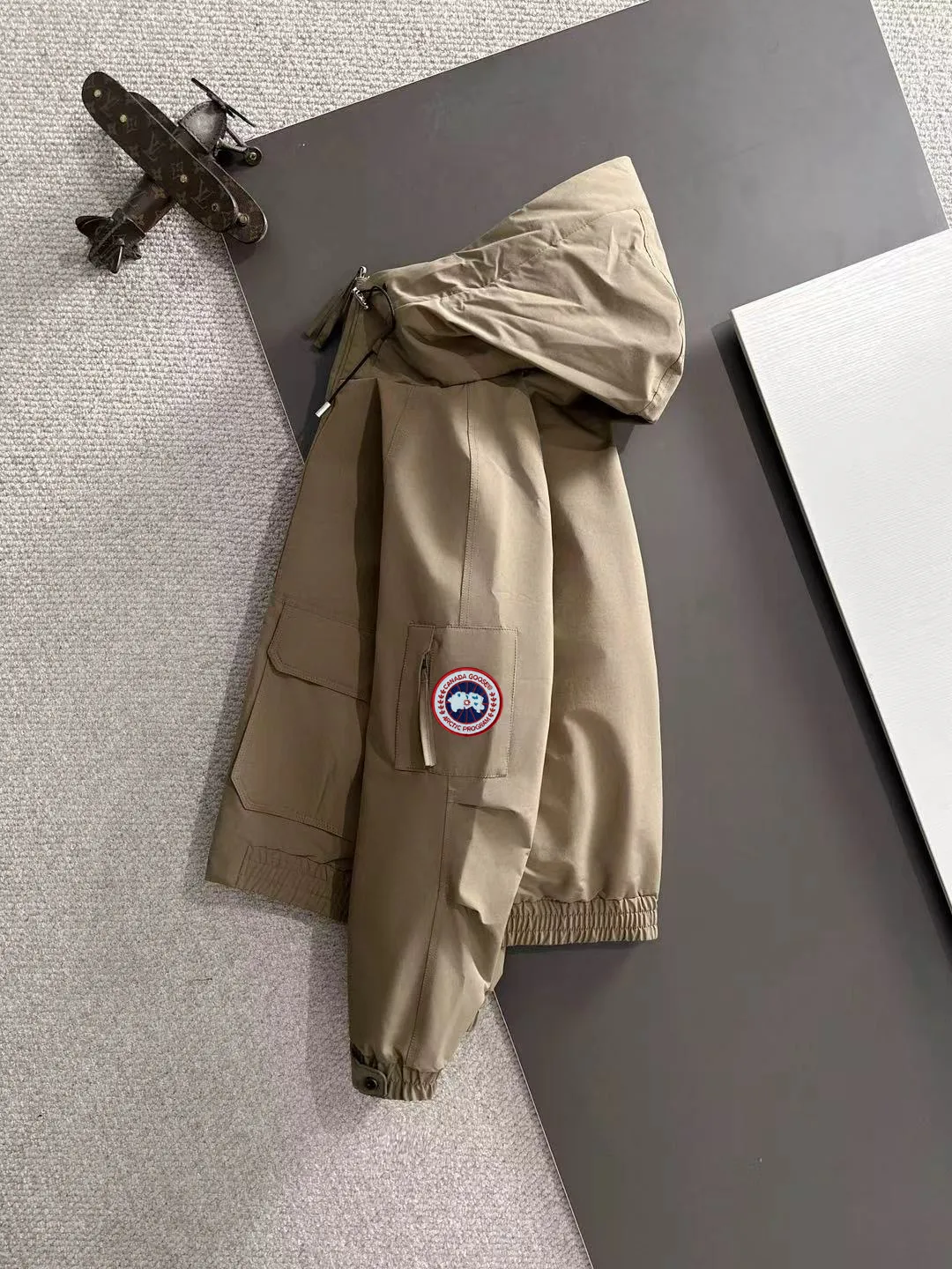 Two-day delivery time P960 Big Goose 🔥🔥 High-end customization 2025 winter official website's latest popular down jacket. Original custom-made hardware accessories for customers, all imported and original customization. Welcome to compare at the counter. Absolutely high quality. Use top-grade 90 white goose down. Super soft. Filled with fluffy and full feathers. Super heavy work. Fabric workmanship is excellent. The version is super perfect. Note⚠The fabric is super comfortable. Exclusive model. High-end quality. A must-have warm and protective artifact in winter. Size: M-3XL